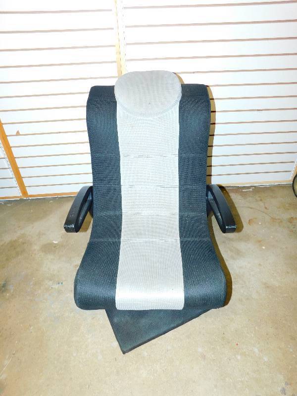 lot 102 image: Game Chair For Playing Electronic Games Or Watching TV