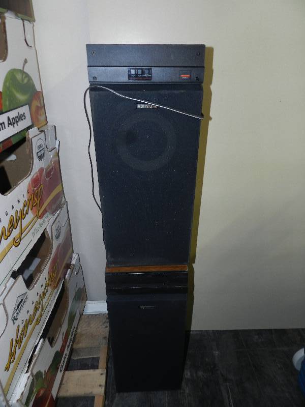 lot 513 image: PAIR OF FISHER SPEAKERS