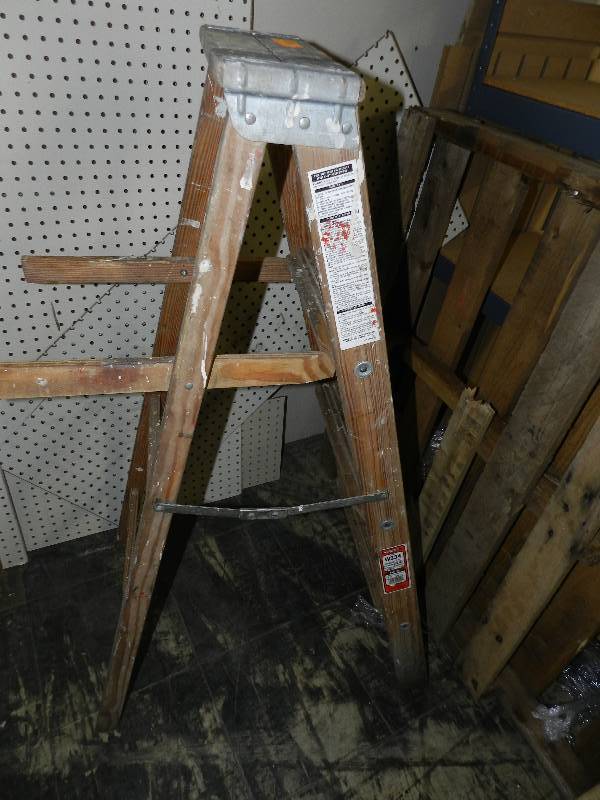 lot 520 image: 4 FOOT A-FRAME STEP LADDER