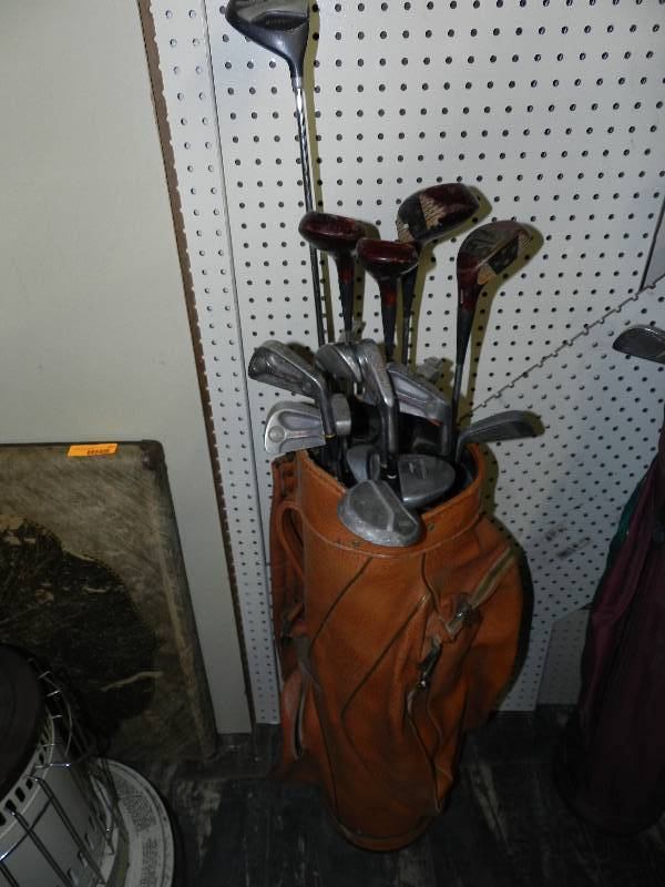 lot 521 image: GOLF CLUBS WITH BAG
