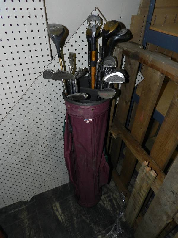 lot 522 image: GOLF CLUBS WITH BAG