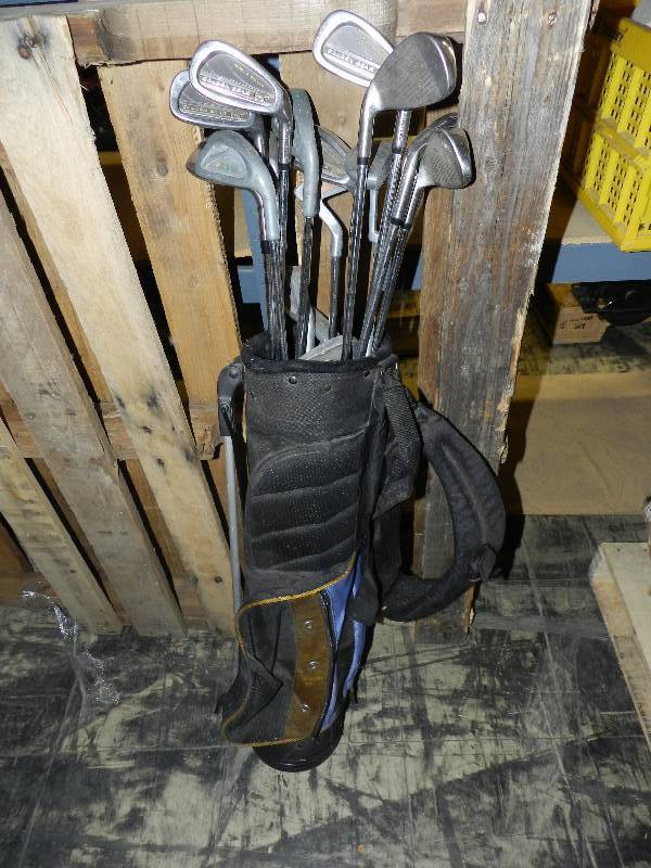 lot 524 image: GOLF CLUBS WITH BAG
