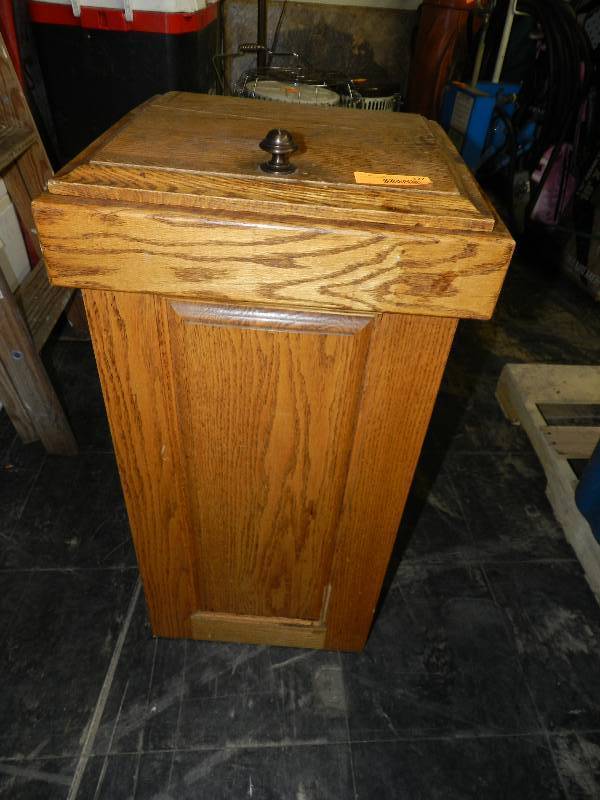 lot 527 image: WOODEN TRASH RECEPTACLE