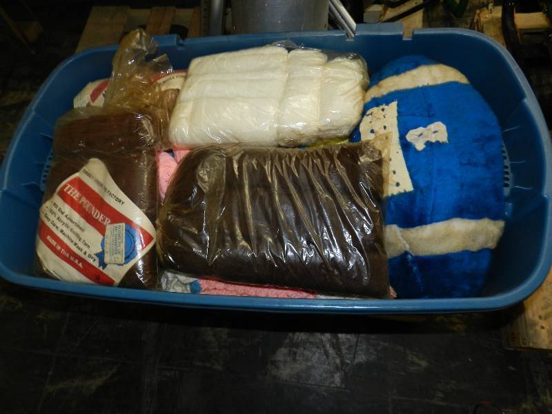 lot 529 image: LARGE TOTE OF CRAFTING ITEMS, YARN AND DOLLS