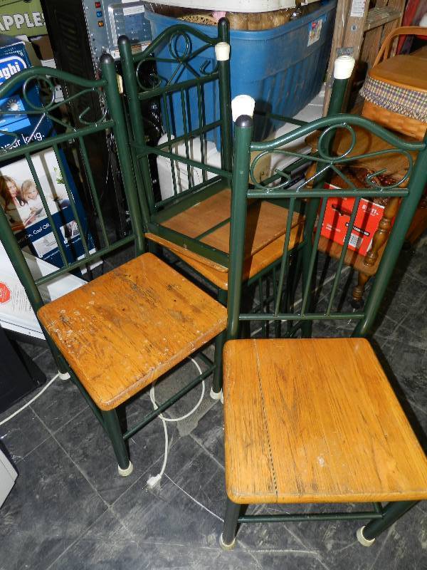 lot 531 image: SET OF 4 DINING ROOM CHAIRS, GREEN METAL FRAMES AND WOOD SEATS