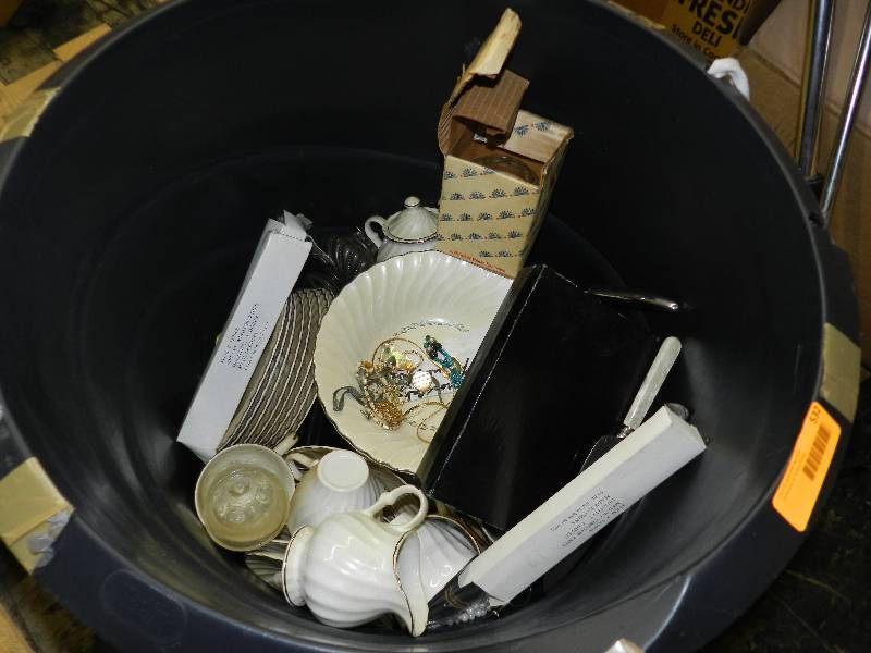 lot 532 image: TUB OF VINTAGE DISHES