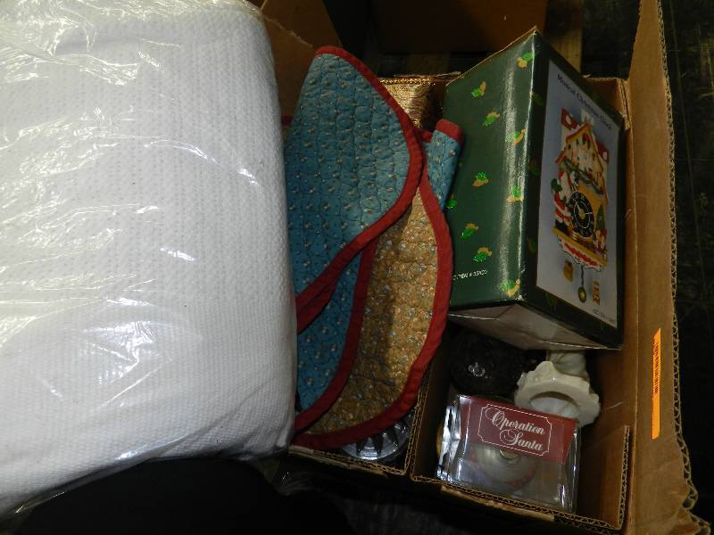 lot 538 image: BOX OF HOLIDAY DECOR, BLANKET AND OTHER MISC ITEMS