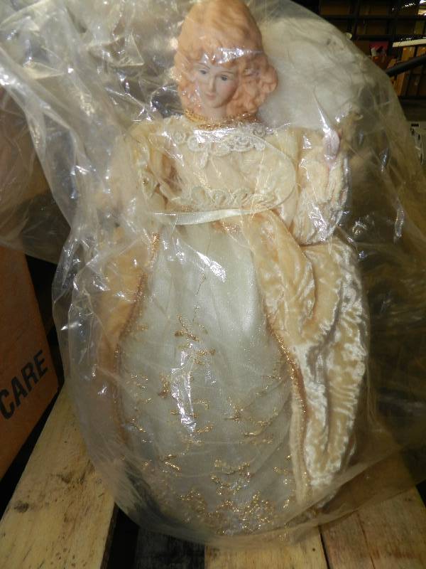 lot 539 image: BOX OF MISC HOLIDAY ITEMS