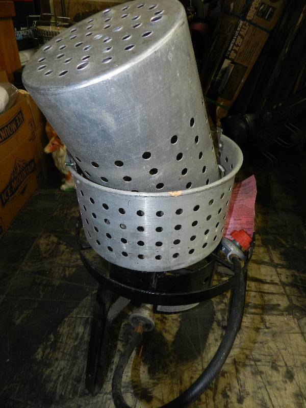 lot 549 image: GAS BURNER AND METAL BASKETS