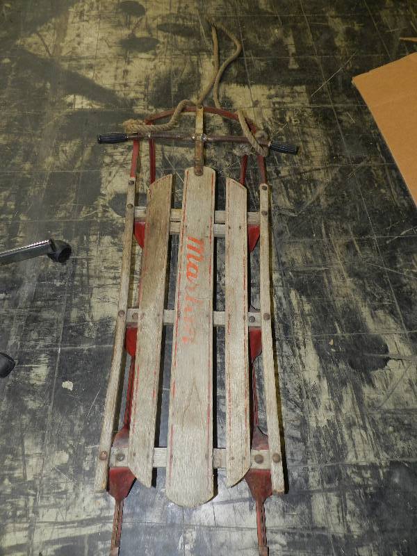 lot 552 image: VINTAGE SLED WITH METAL RUNNERS