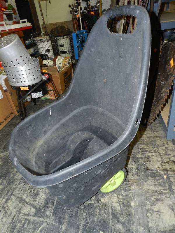 lot 553 image: LAWN AND GARDEN TOTE, ONE WHEEL IS MISSING NUT