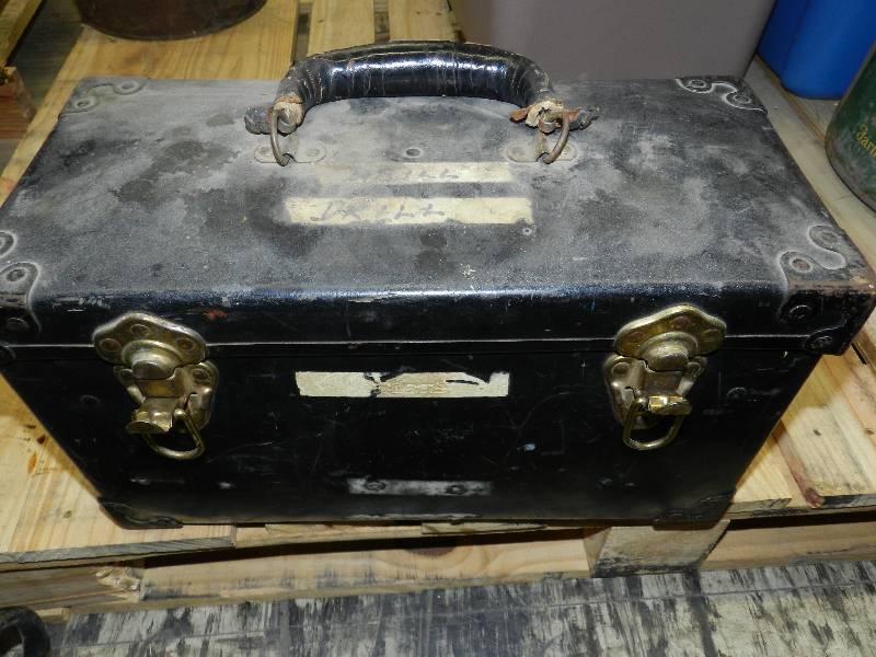 lot 559 image: TOOL BOX WITH CONTENTS, DRILL BITS