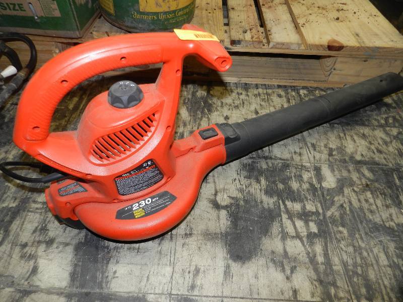 lot 562 image: BLACK & DECKER ELECTRIC LEAF BLOWER
