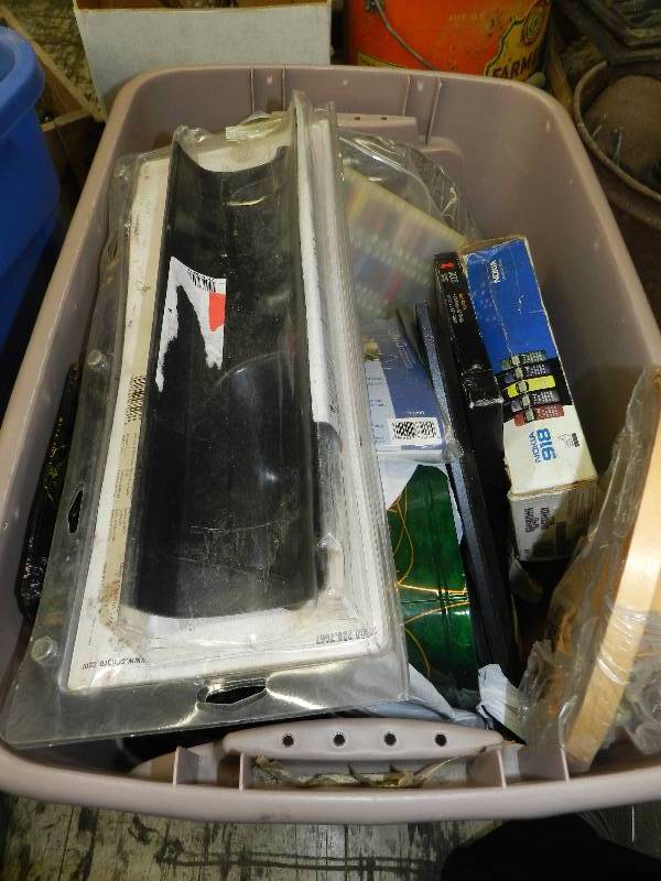 lot 569 image: TOTE OF MISC AND CRAFT ITEMS
