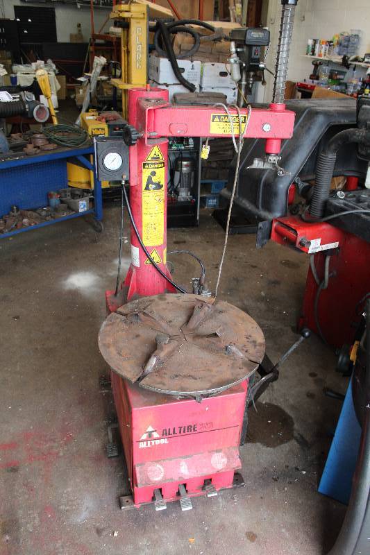 lot 2 image: 1999 Alltool All Tire 212 Tire Changing Station
