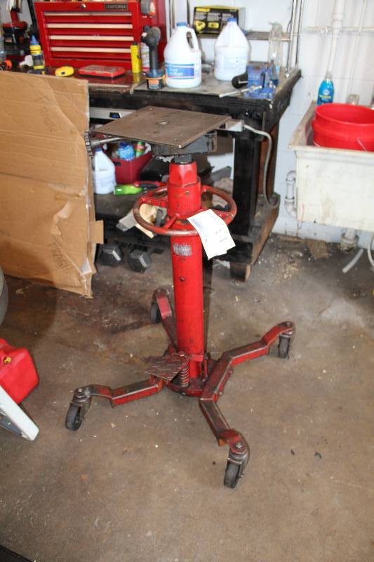 lot 13 image: Floor Jack