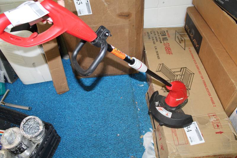 lot 21 image: Homelite 13in. Electric Weed Whip