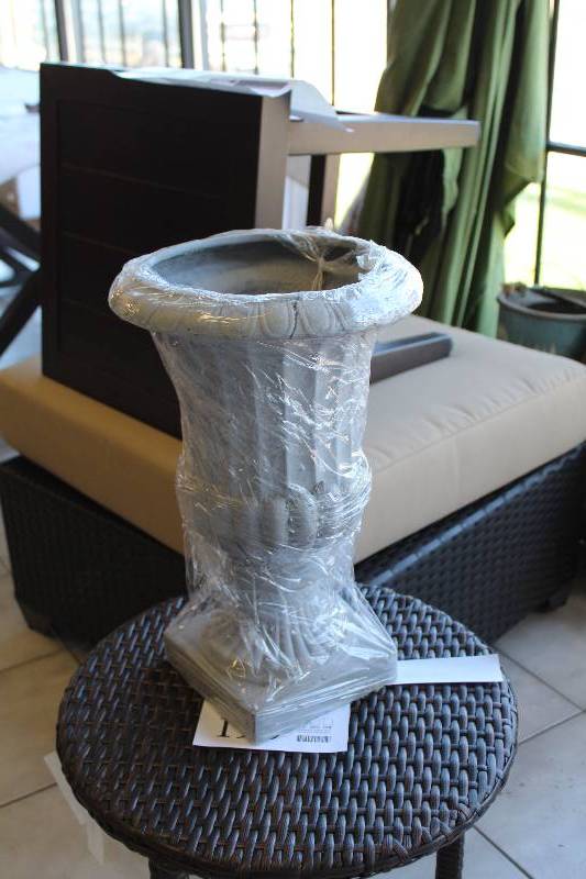 lot 208 image: Decorative Urn