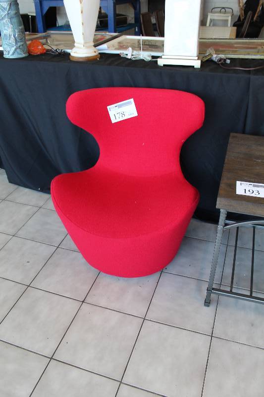 lot 178 image: Living Room Chair