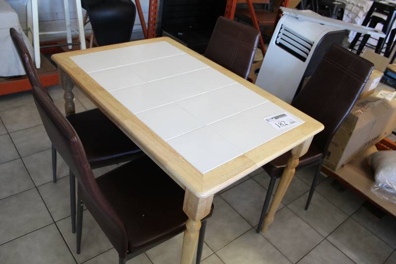 lot 182 image: Table w 4-Chairs