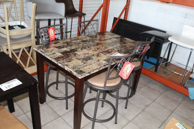 lot 183 image: Table w 4-Chairs