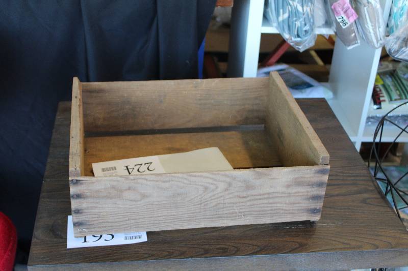 lot 224 image: MacGills Flame Tokays Wood Crate