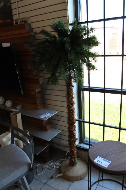 lot 213 image: Light-Up Tree Floor Lamp