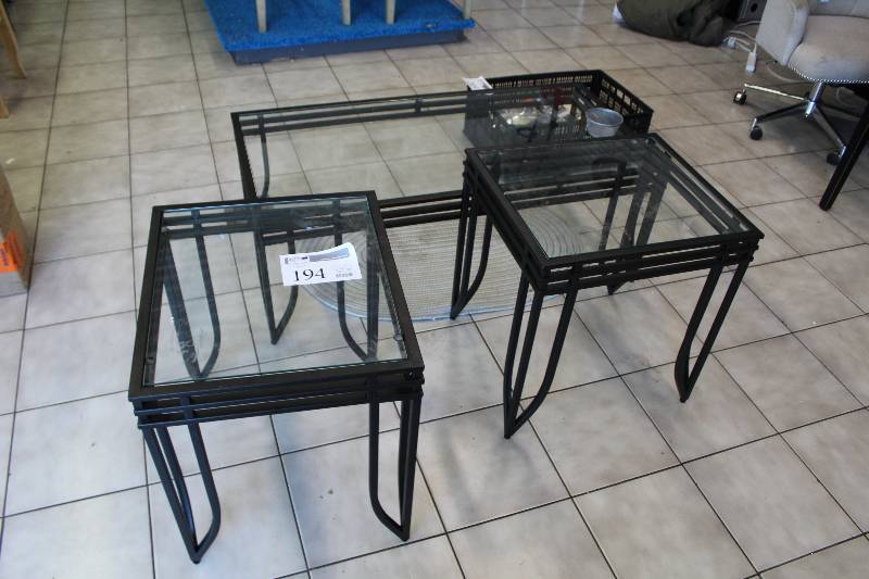 lot 194 image: Lot of (3) Tables - 2) End Tables, 1) Coffee Table