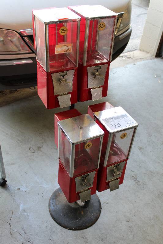 lot 93 image: Eagle 4-Head $.25 Gumball Dispenser