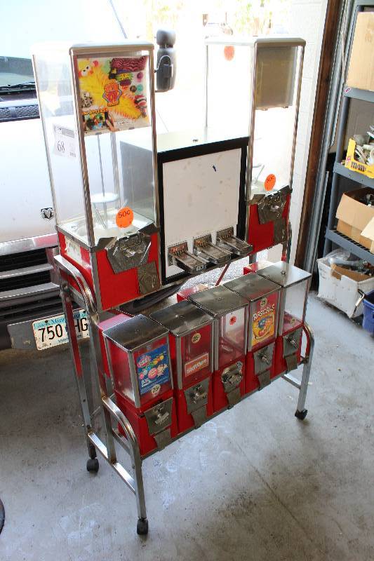 lot 68 image: Eagle 10-Head $.50$.25 Bulk Candy & Sticker Dispenser