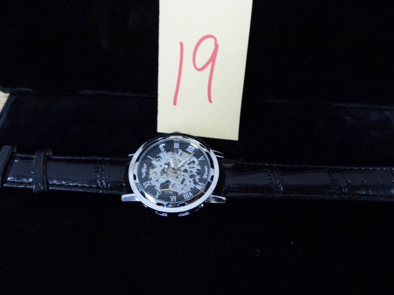 lot 19 image: Watch