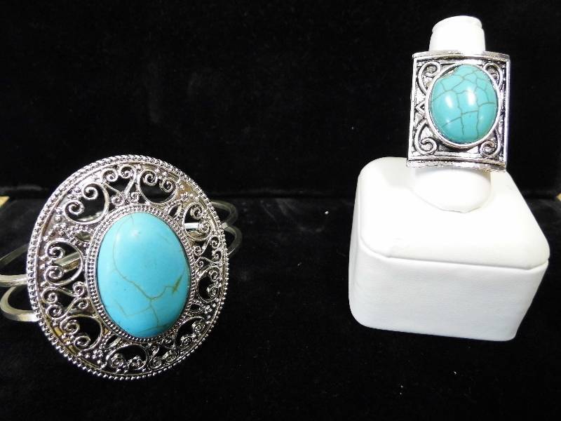 lot 21 image: Turquiose Ring and Bracelet