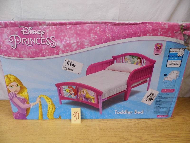 lot 39 image: Pricess Toddler Bed