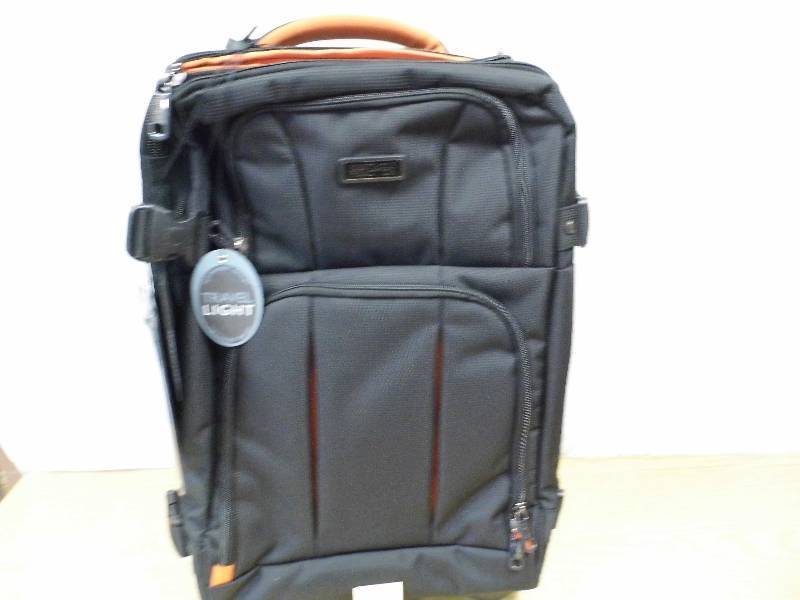lot 43 image: Kenneth Cole Hitchin A Ride Luggage