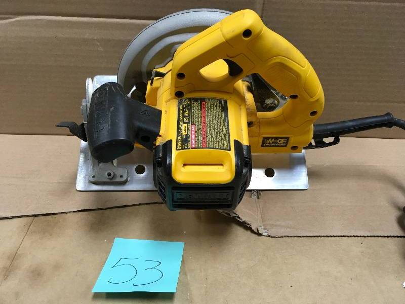 DEWALT 15 Amp 7-14 in. Lightweight Circular Saw with Electric Brake in working conditions