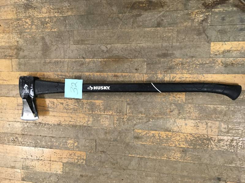 lot 32 image: HUSKY 4.5 lb. Premium Log Super Splitter with 34 in. Fiberglass Handle in good conditions