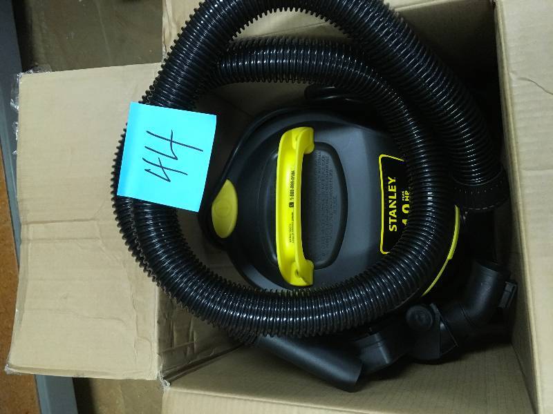 lot 44 image: STANLEY 4 Gal. Stainless Steel WetDry Vacuum in working conditions