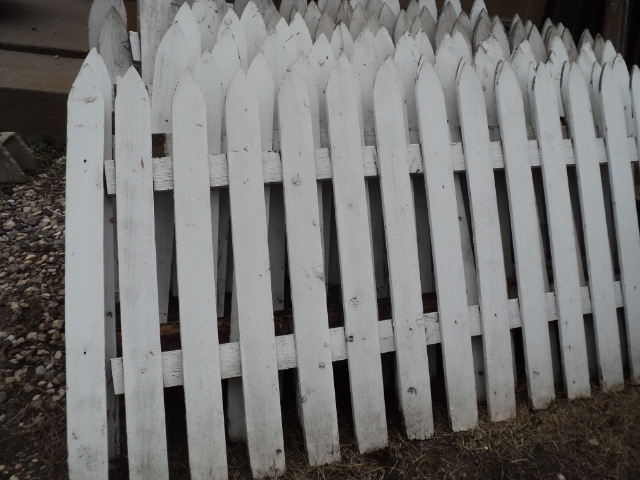 lot 6 image: 5 white picket wood fencing 7 x 4...