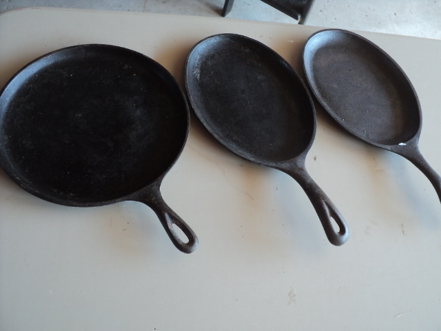lot 8 image: 3 Lodge cast iron...