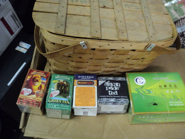 lot 25 image: picnic baskets, 5 packages of vario...