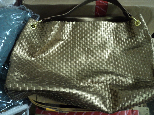 lot 38 image: gold purse...