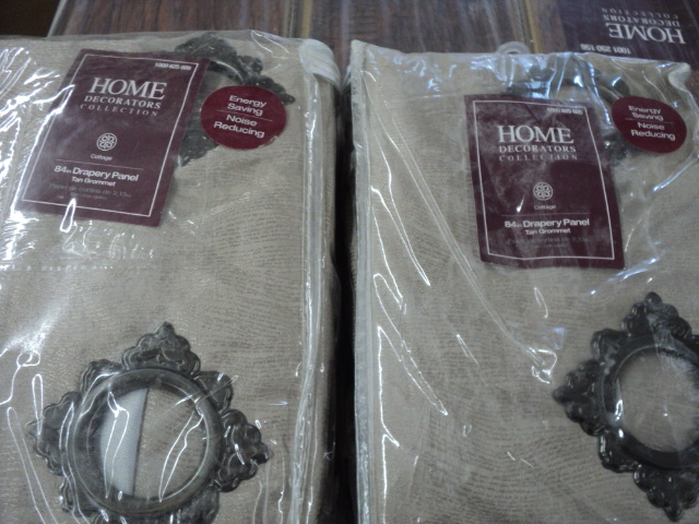 lot 73 image: Pair of Home Decorator Collection 8...