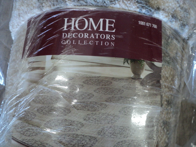lot 108 image: 8 x 10 area rug...