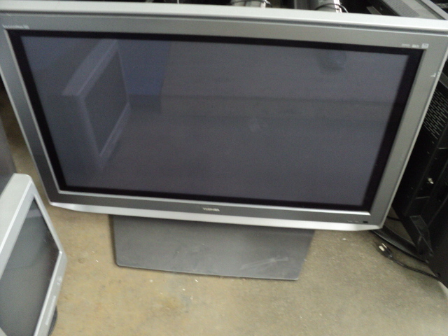 lot 117 image: 44 Toshiba TV...