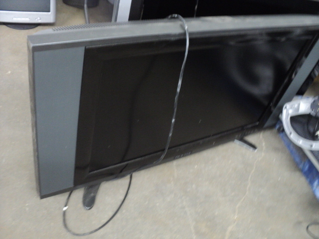 lot 118 image: 37 Olevia TV...