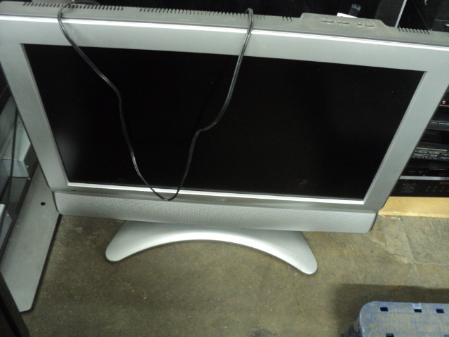 lot 120 image: 31 Sharp TV...