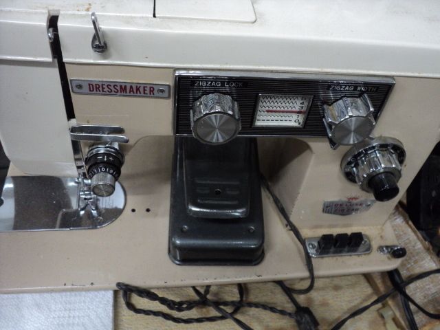 lot 152 image: Delux sewing machine...