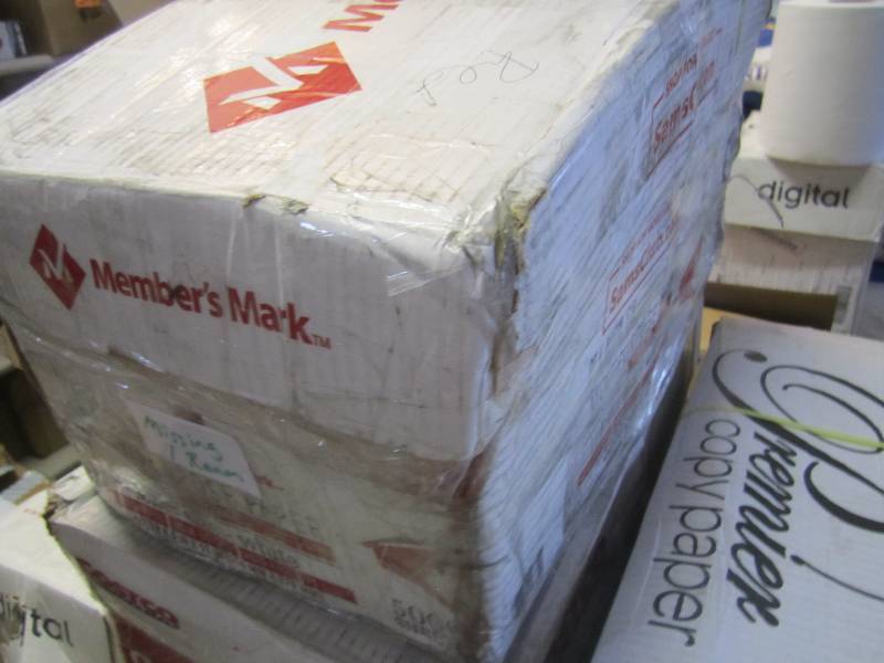 lot 7 image: Case of 4500 Sheets 8,5 x 11 Prin...