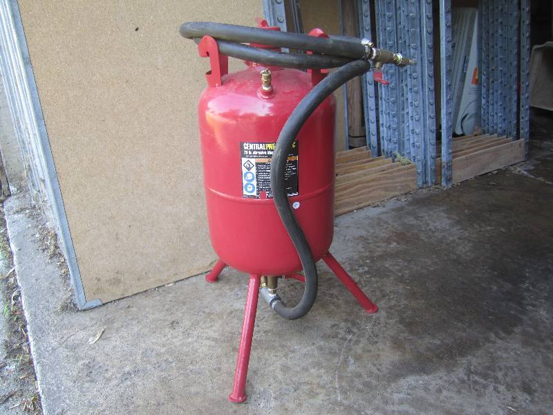 lot 27 image: Central Pneumatic 20 pound Abrasive...