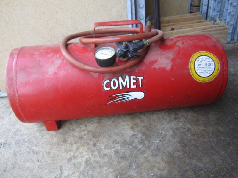lot 28 image: Comet Portable Air Tank 28 long.  ...